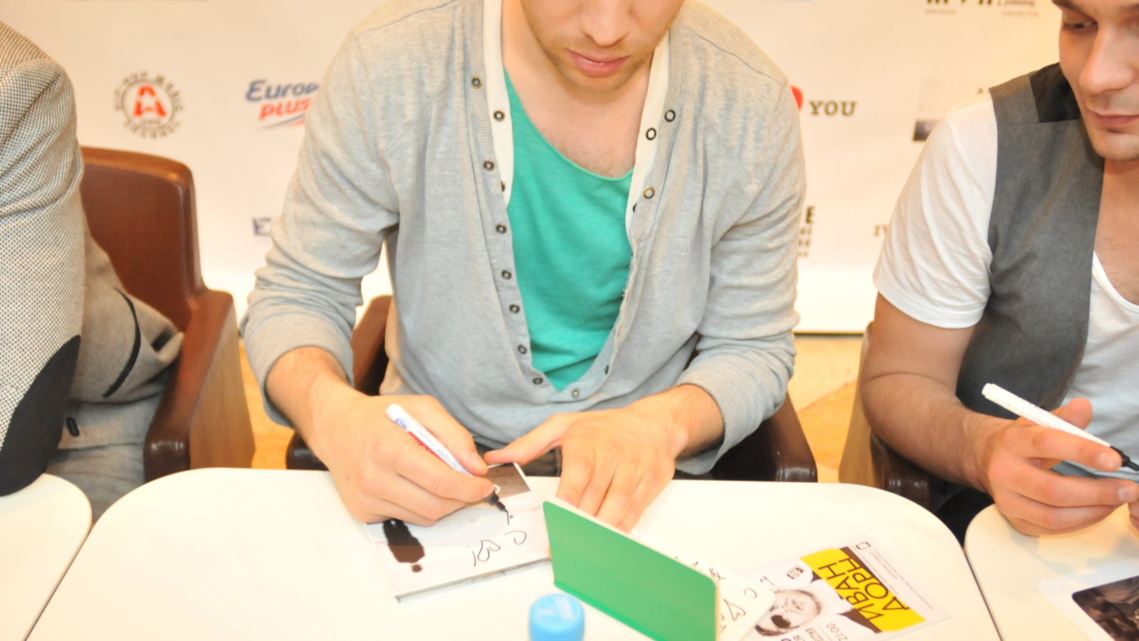 Иван Дорн раздает автографы