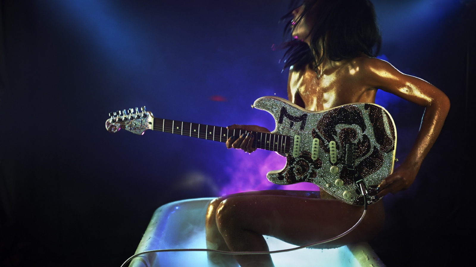 Девушка в ванной с гитарой