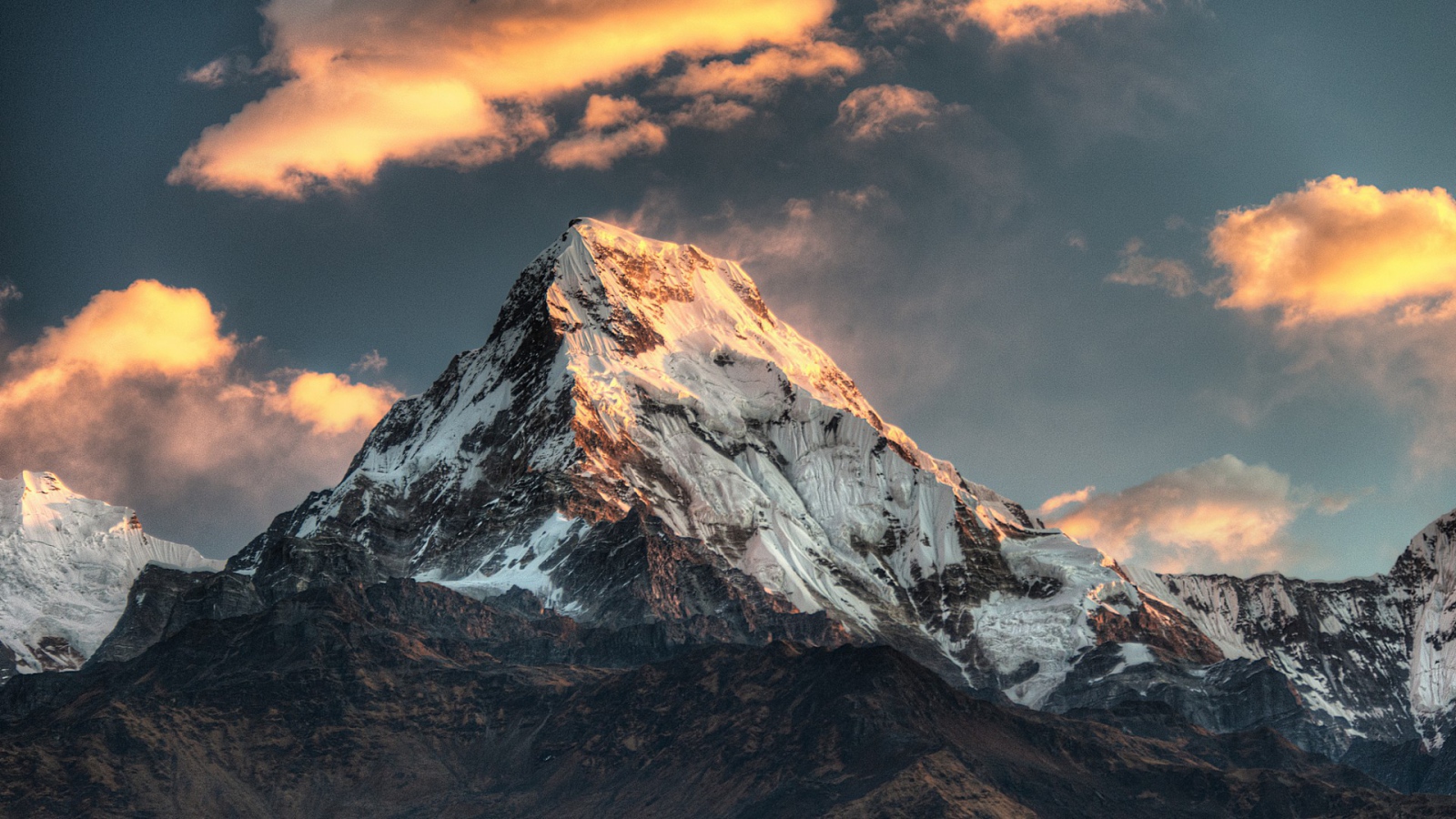 Горящие облака над вершинами гор