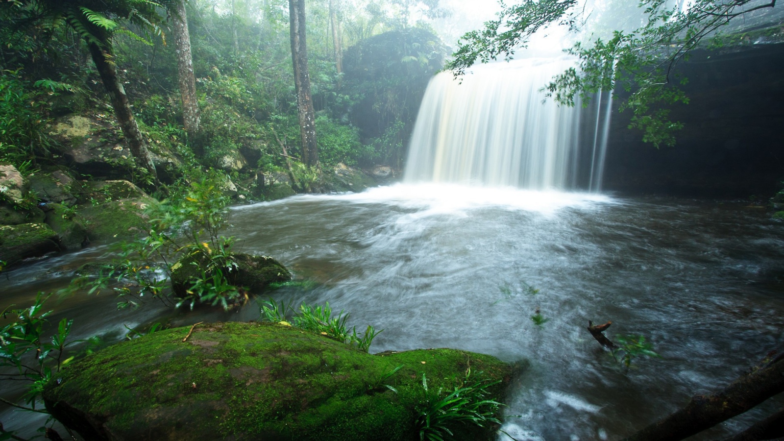 Pадужный водопад