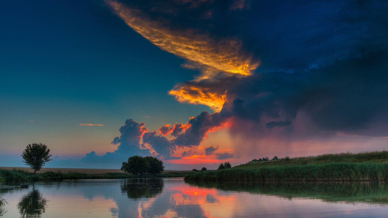 Закат на фоне реки