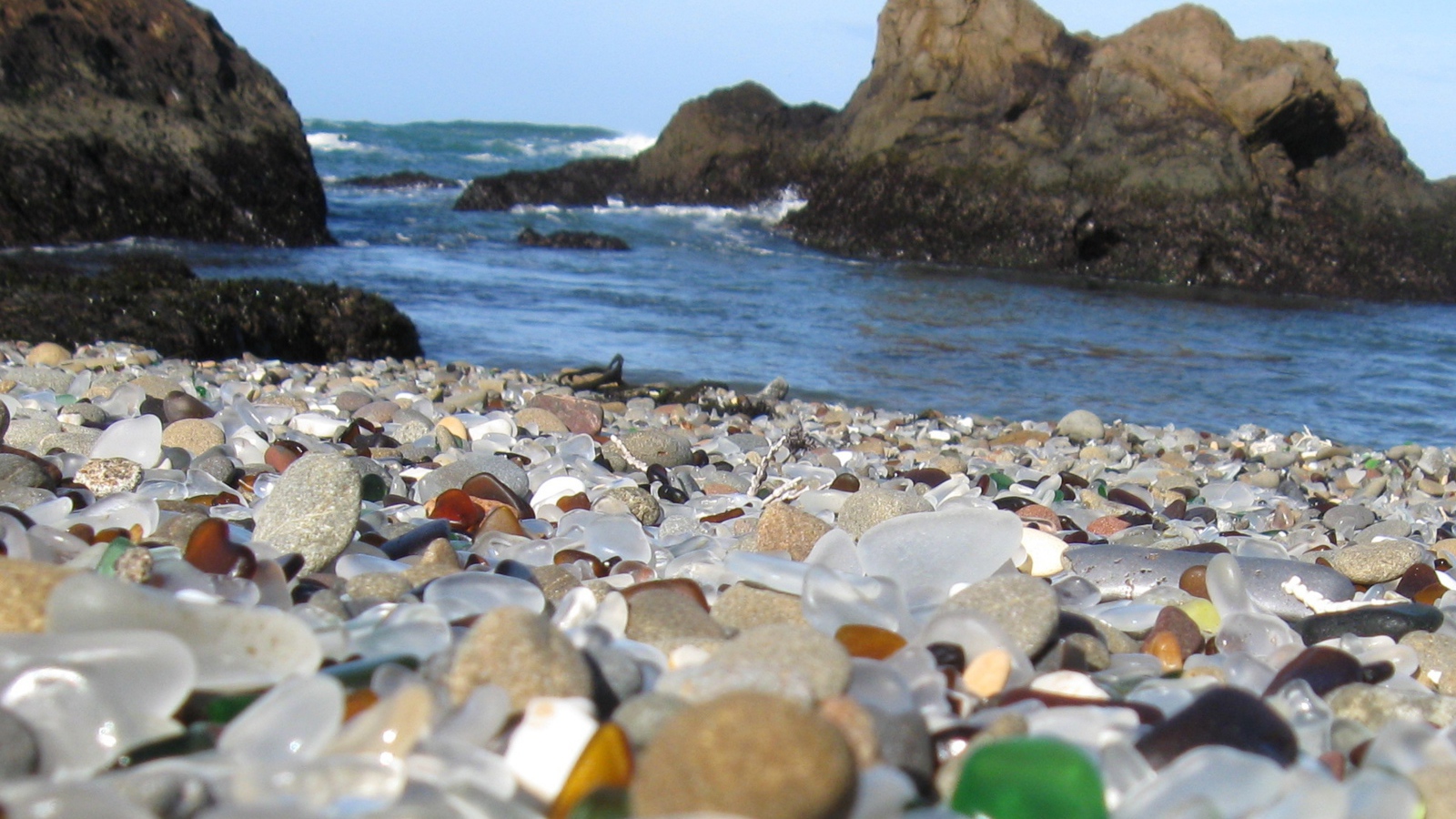 Пляж покрытый стеклом