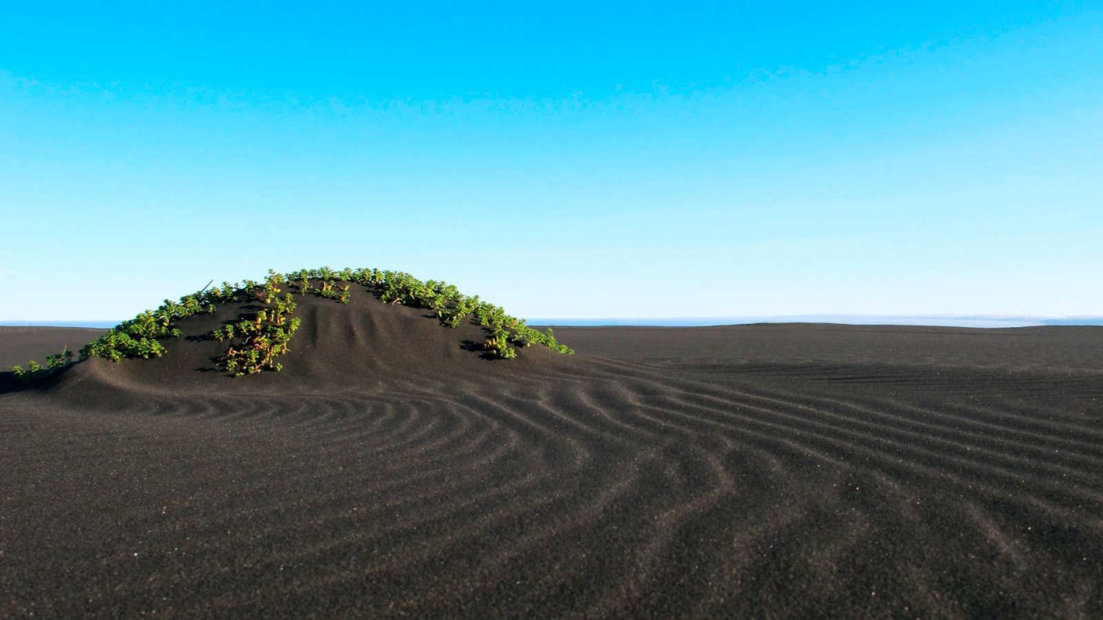 Пляж с черным песком