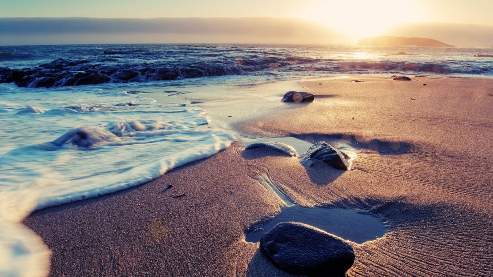 Ласковые волны на пляже