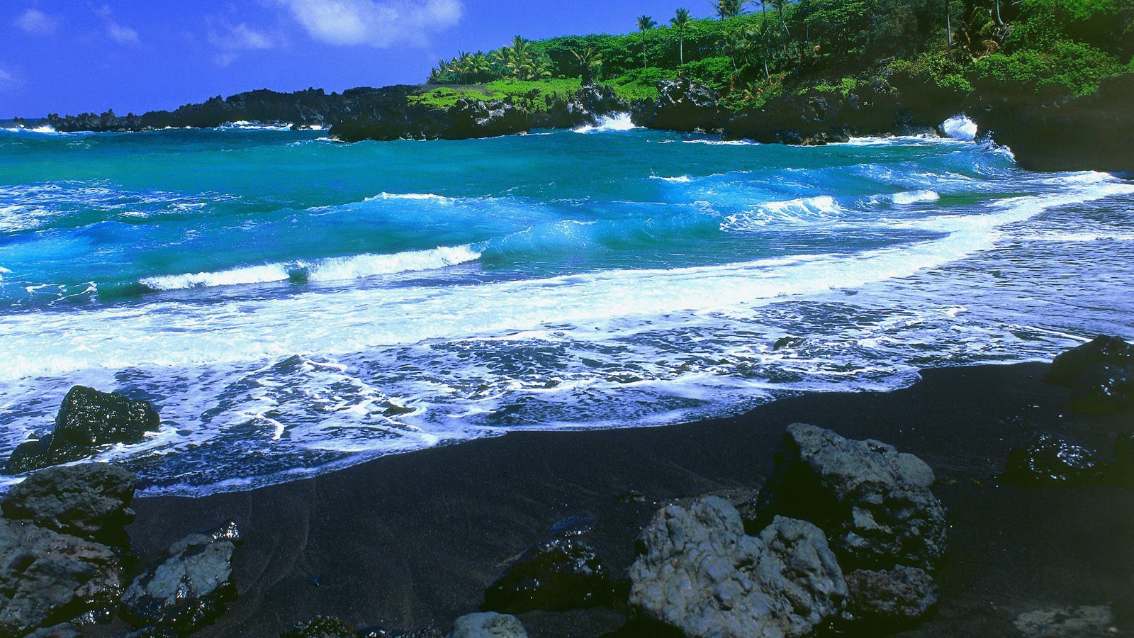 Красивый вид на черный пляж