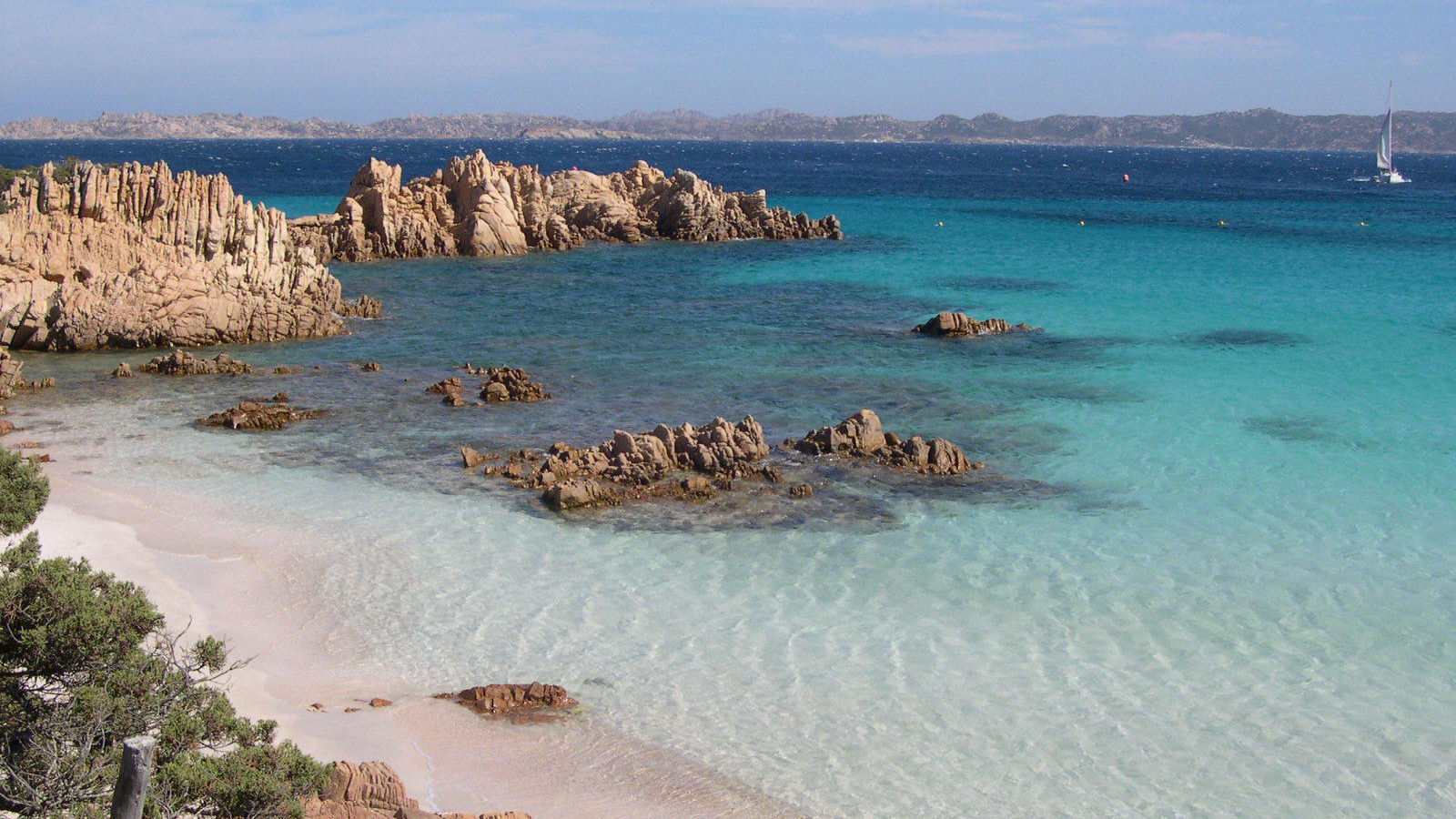 Розовый пляж на Сардинии