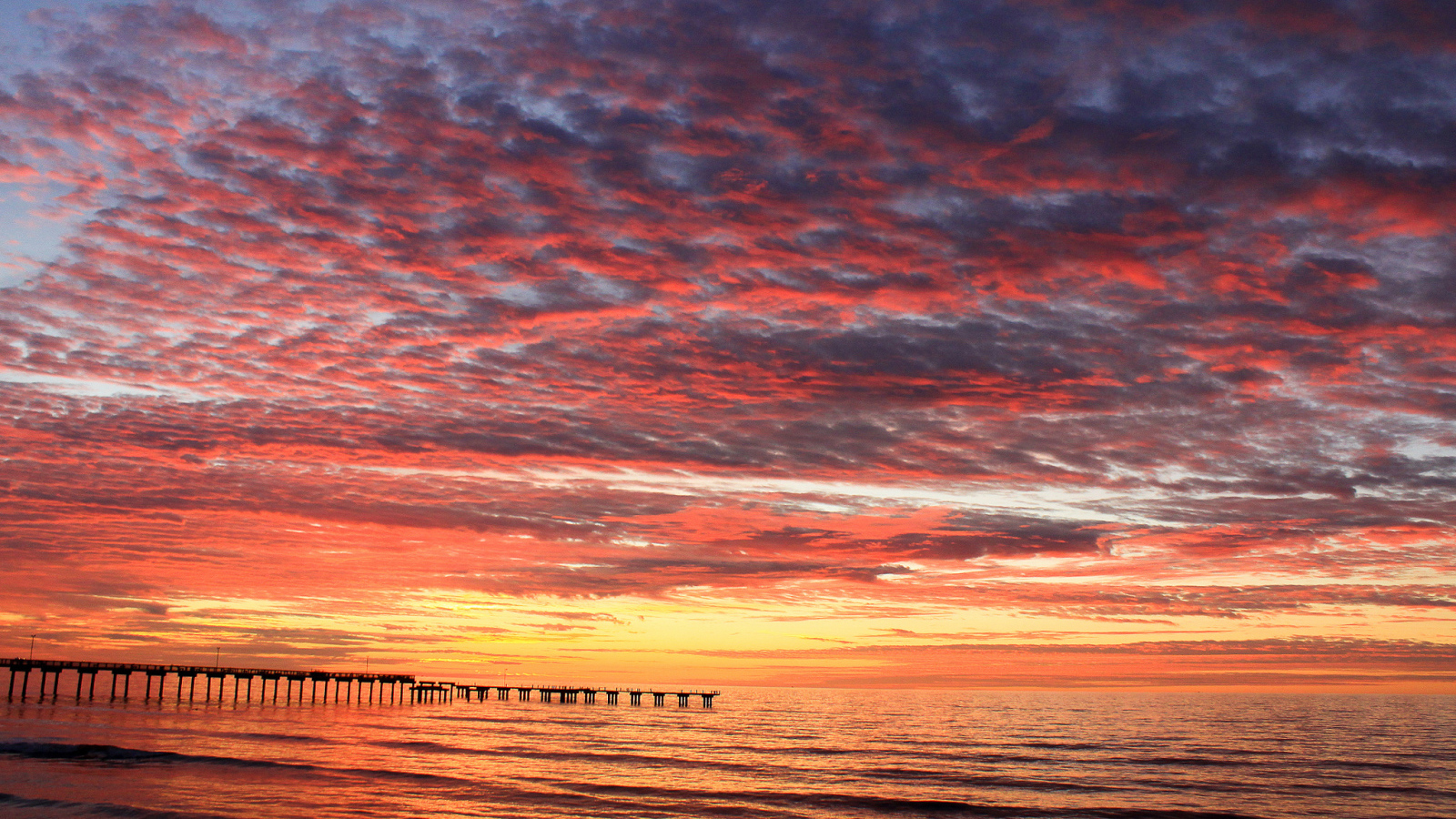 Розовые облака над пляжем