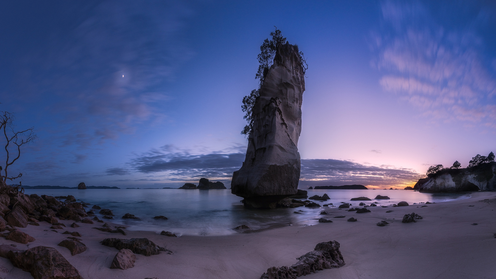 Скала у пляжа