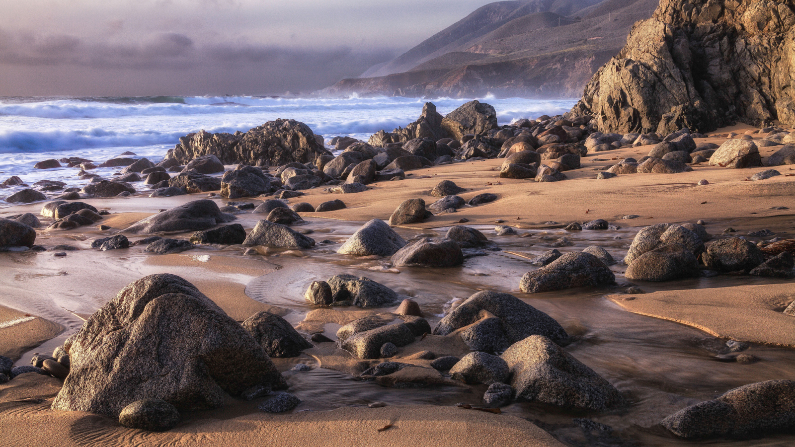 Каменистый пляж и темное небо
