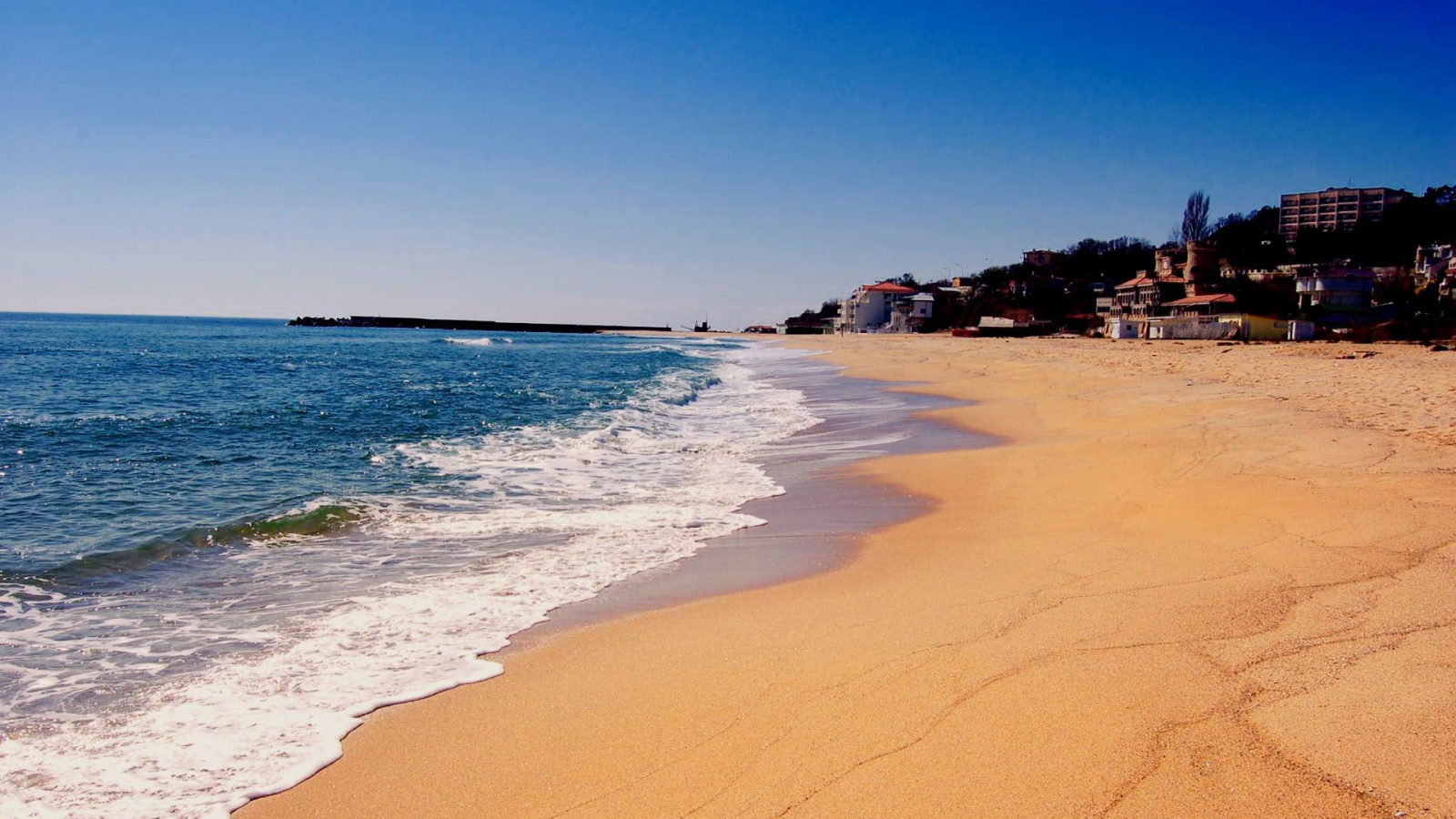 Пляж с золотым песком