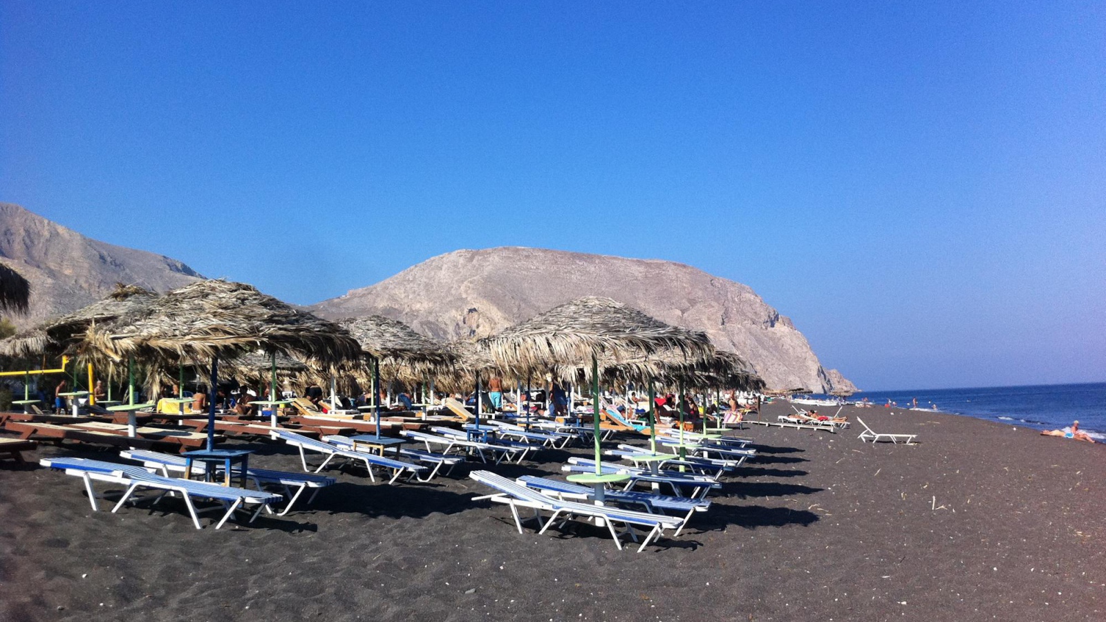 Отдых на черном пляже