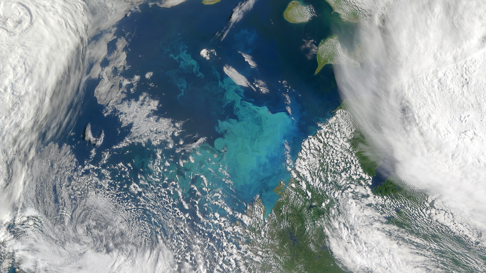 Вид на облака из космоса