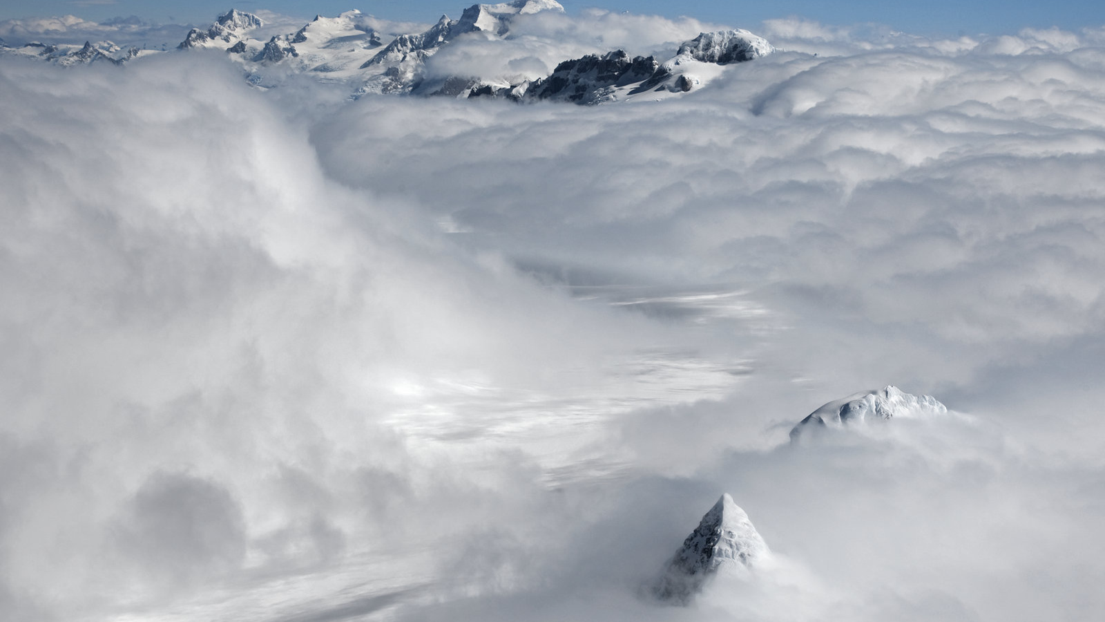 Вершины гор в облаках