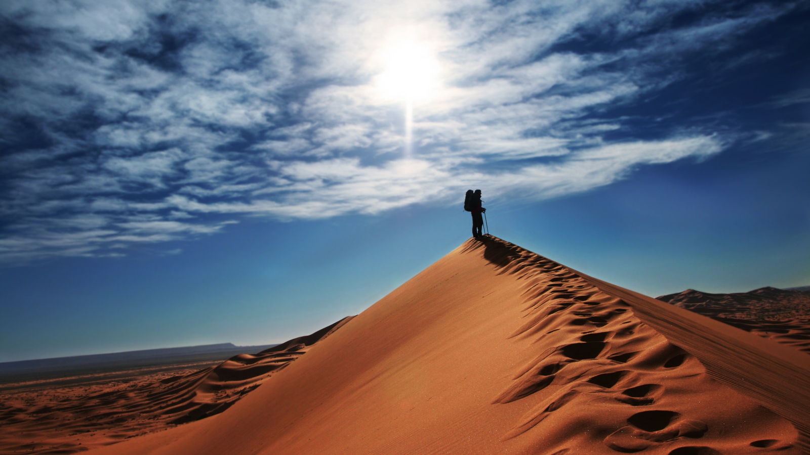 Одинокий путник в пустыне