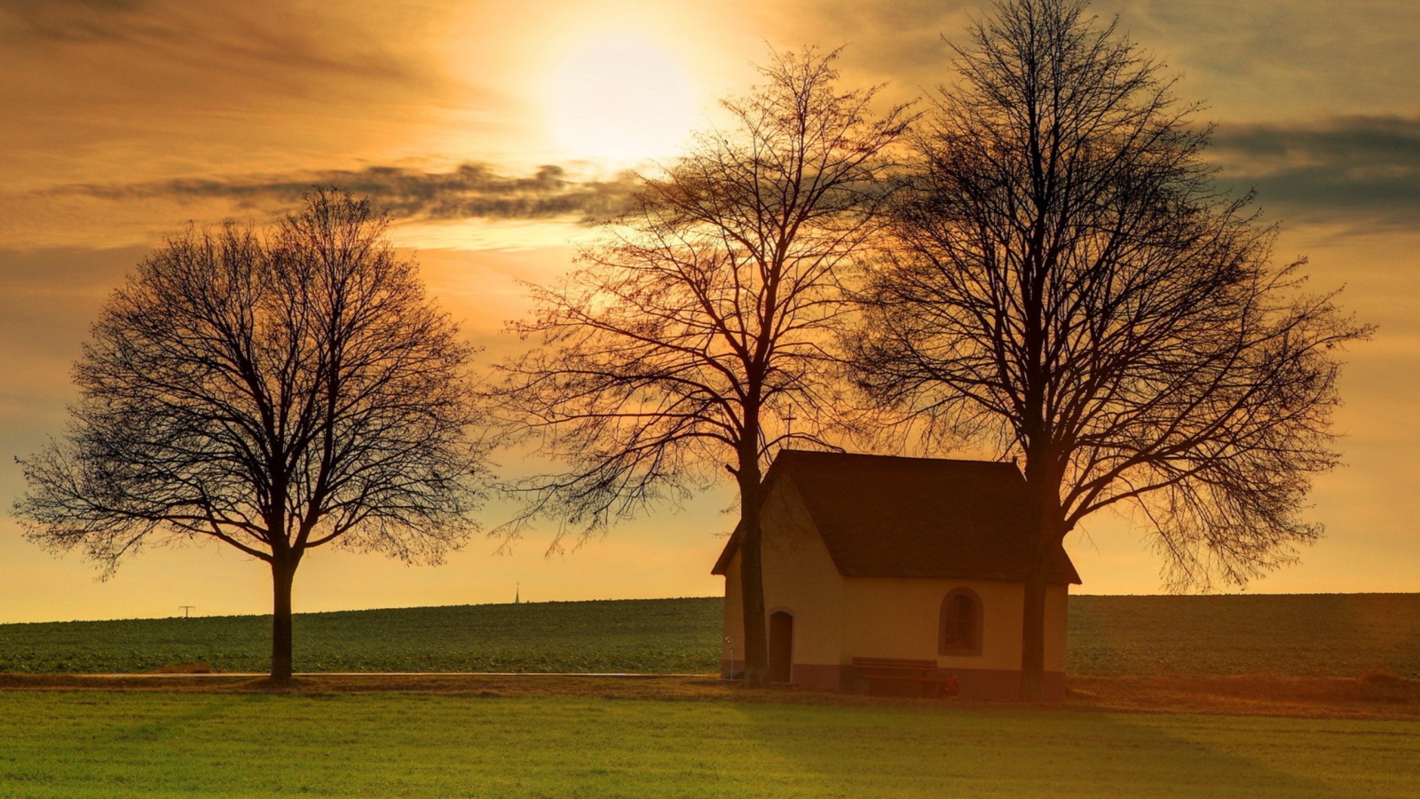 Одинокая часовня в поле