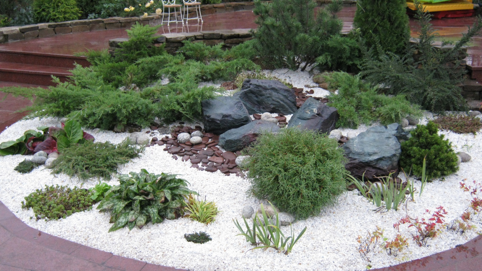 Красивая альпийская горка в нашем саду