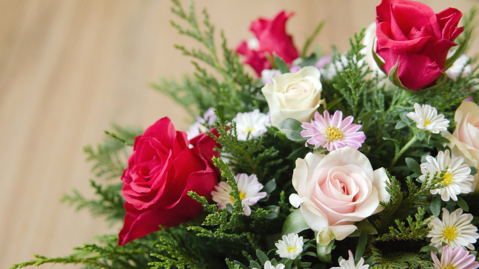 Цветы хризантема и роза