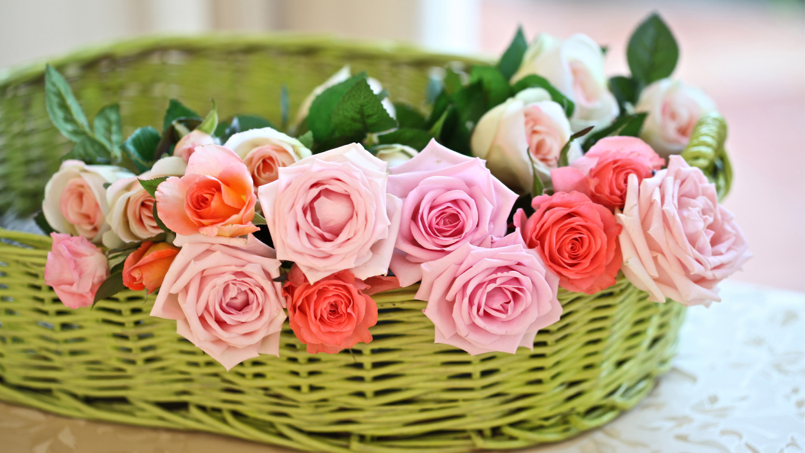 Цветы розы в корзине