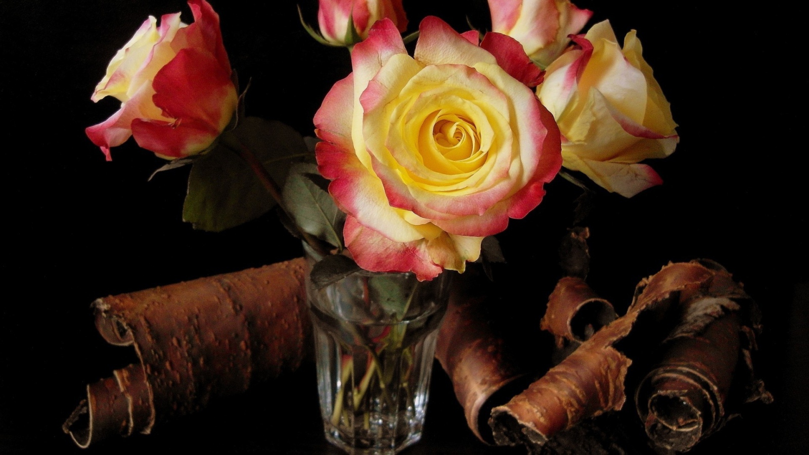 Розы в стакане