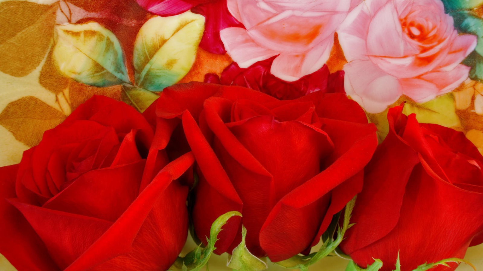 Три красных розы