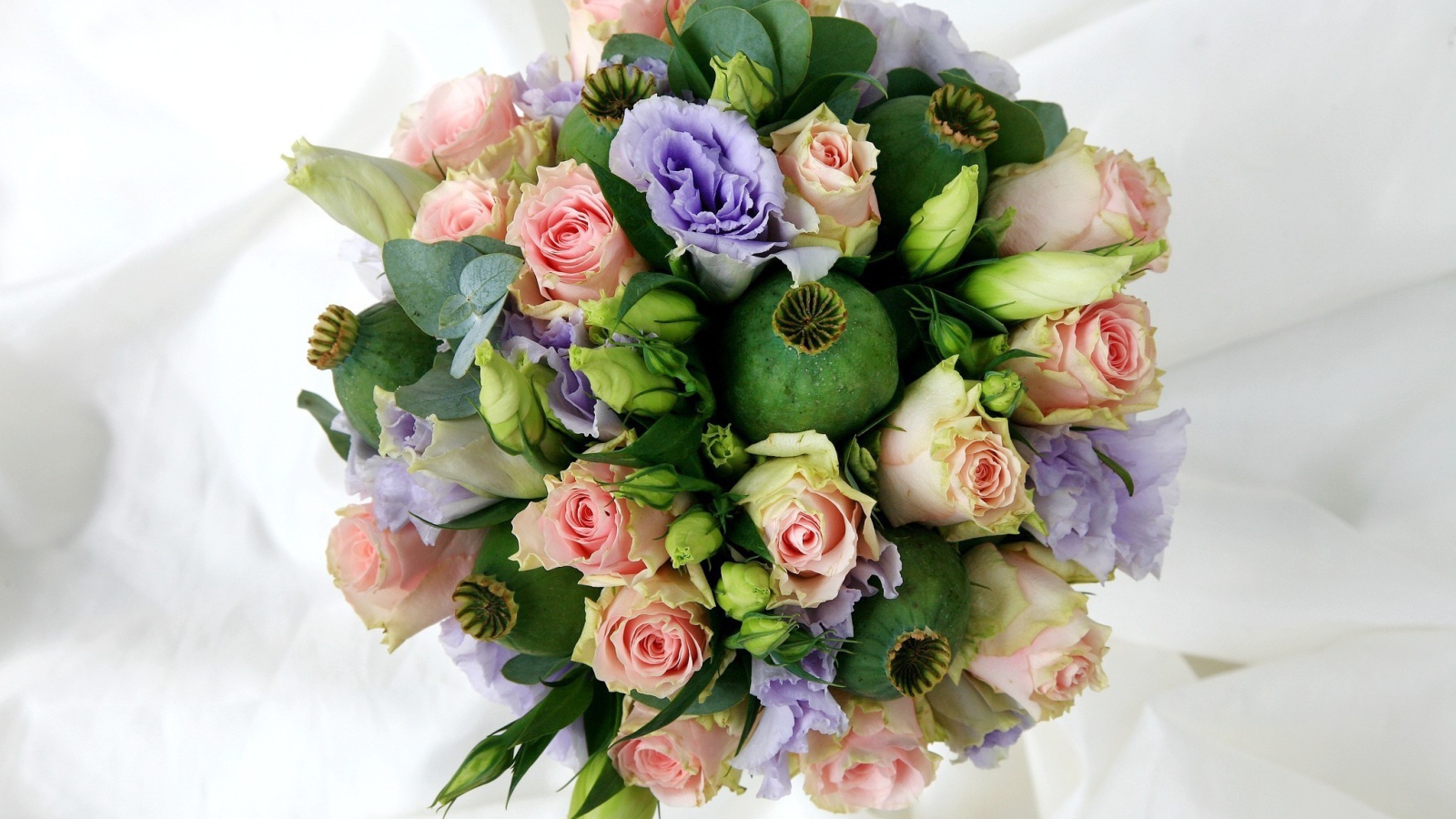 Композиция из роз и мака