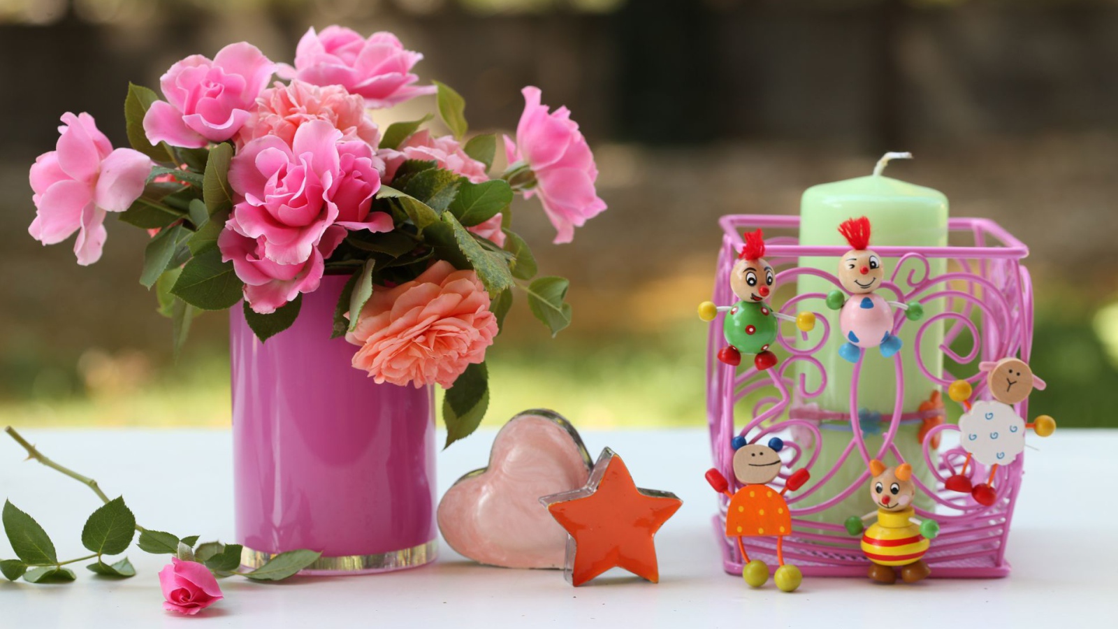 Букет роз и свеча