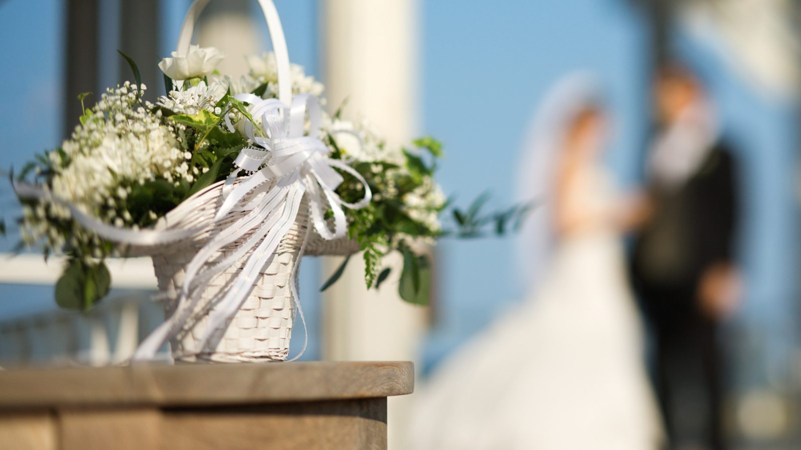 Свадебный букет в белой корзине