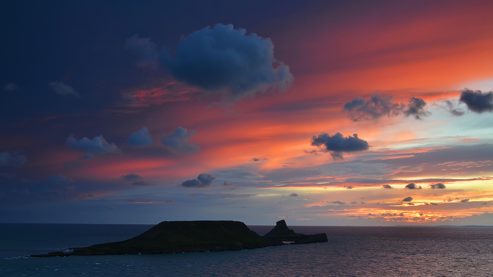 Одинокий остров в море