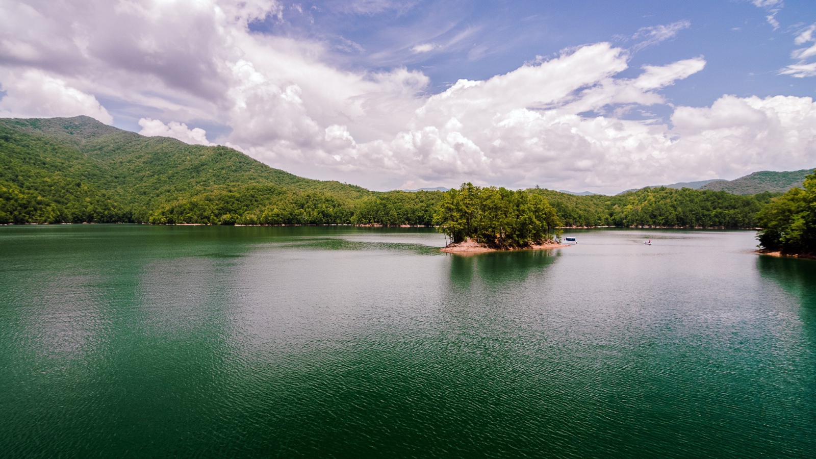 Остров на горном озере