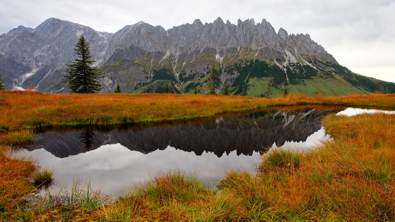 Маленькое озеро у подножия гор
