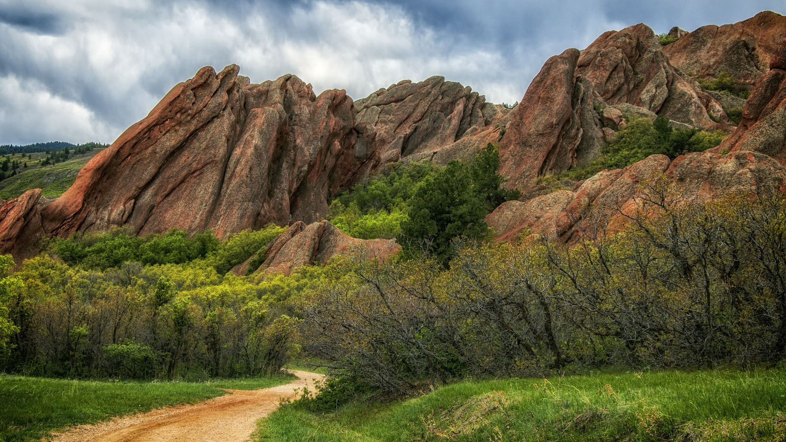 Древние горные скалы
