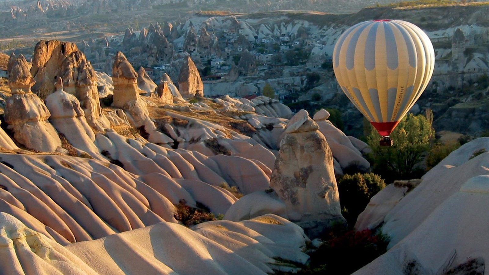 Воздушный шар над белыми горами