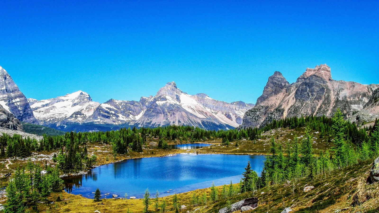 Озеро среди гор