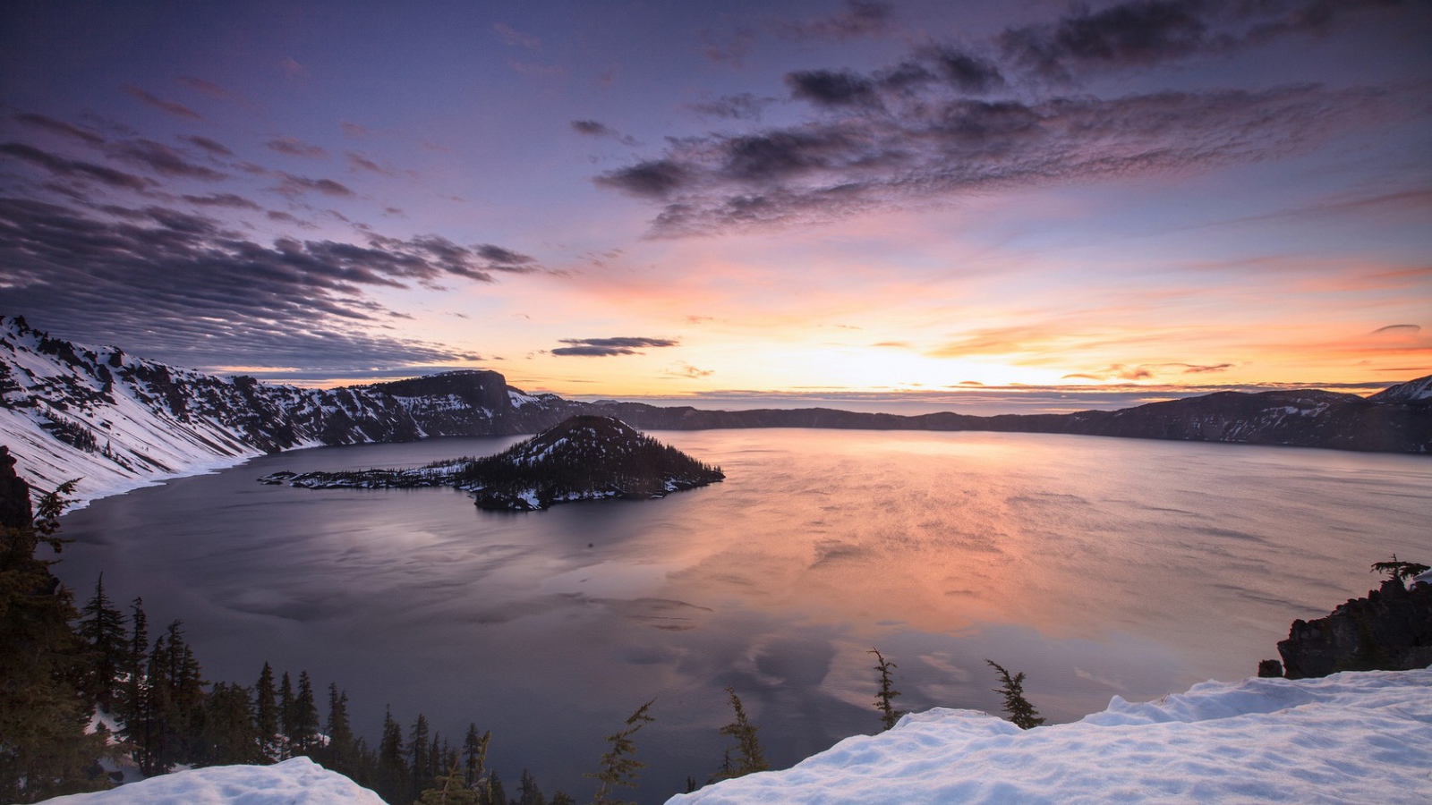 Горное озеро с островом