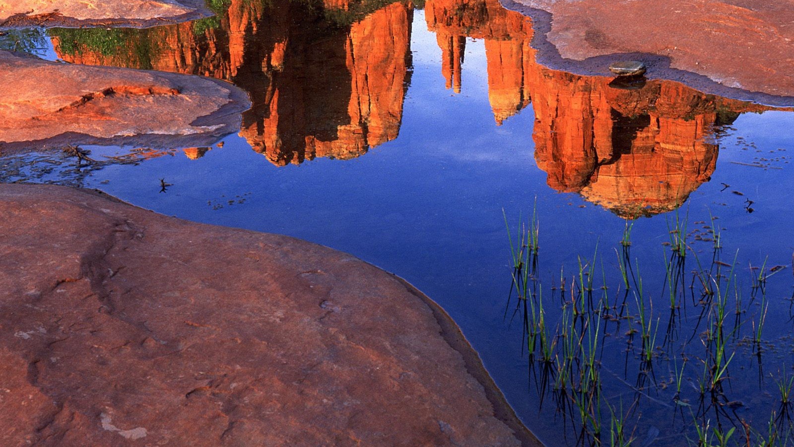 Горы отражаются в воде
