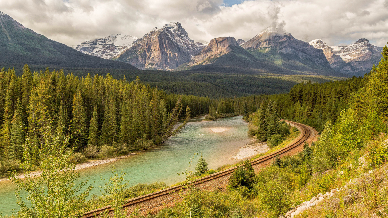 Железная дорога у гор