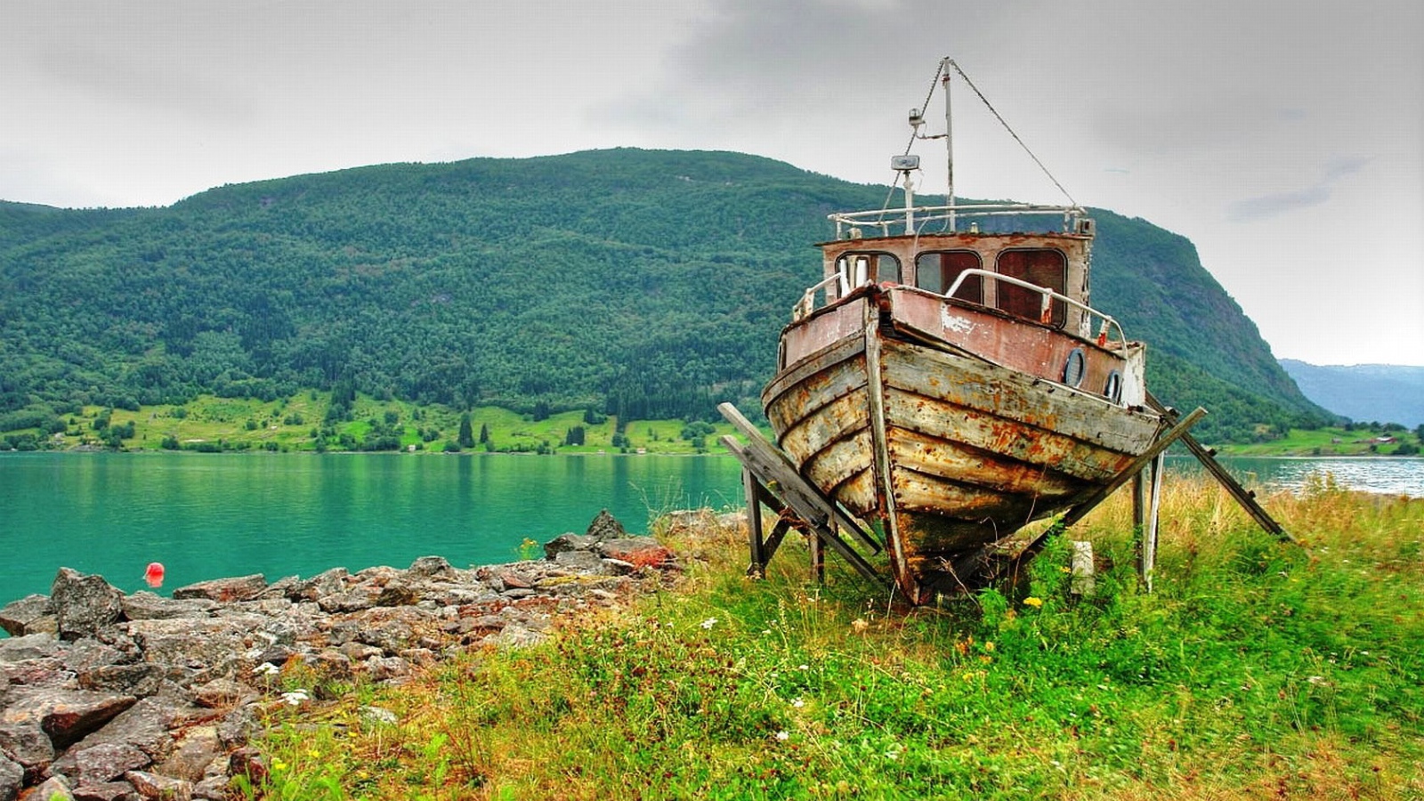 Сарая лодка на берегу