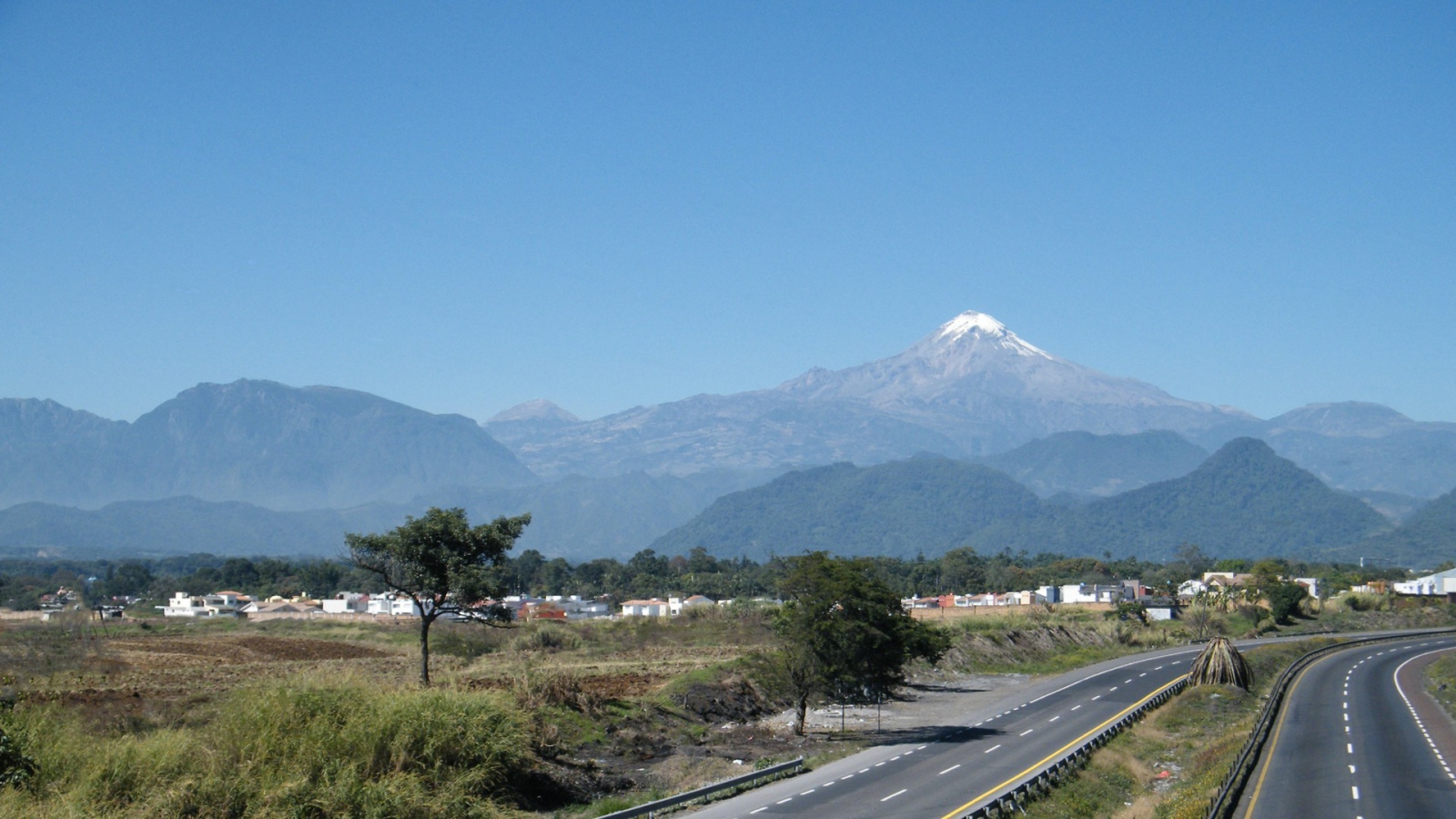 Белоснежная вершина горы