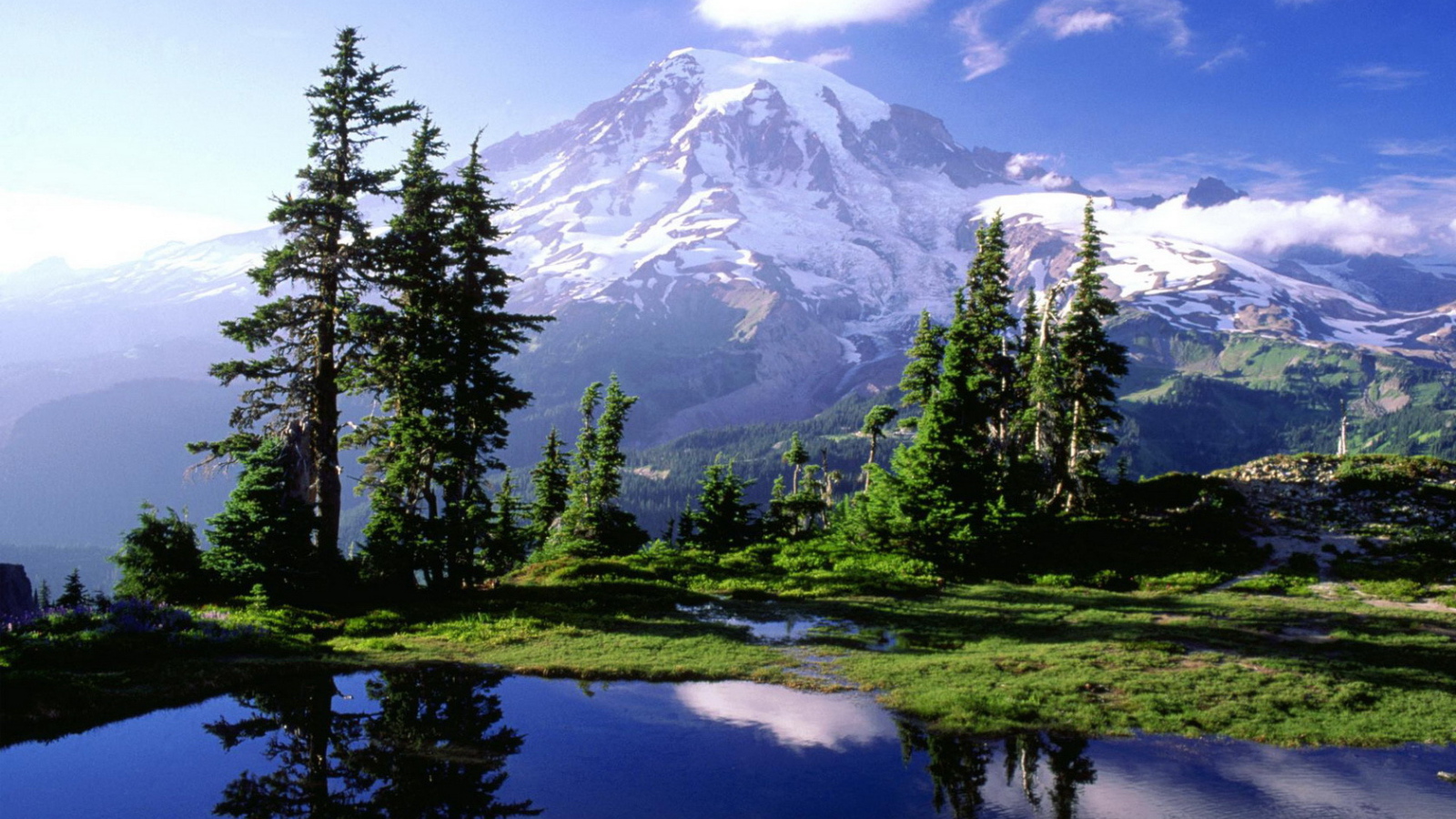 Снежная гора вдали