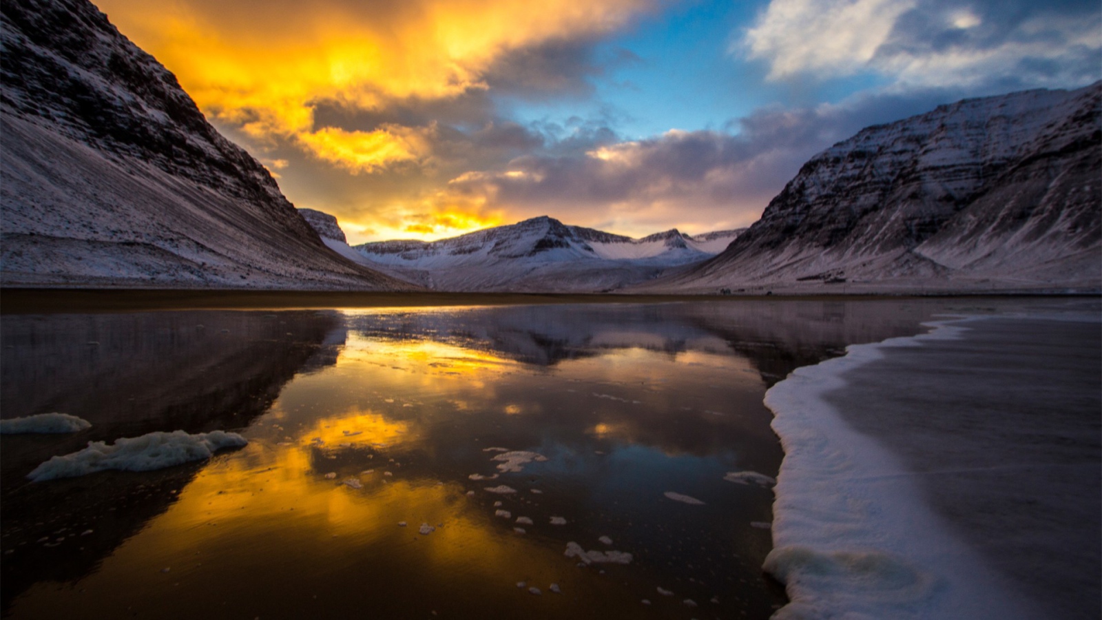 Закат над горным озером