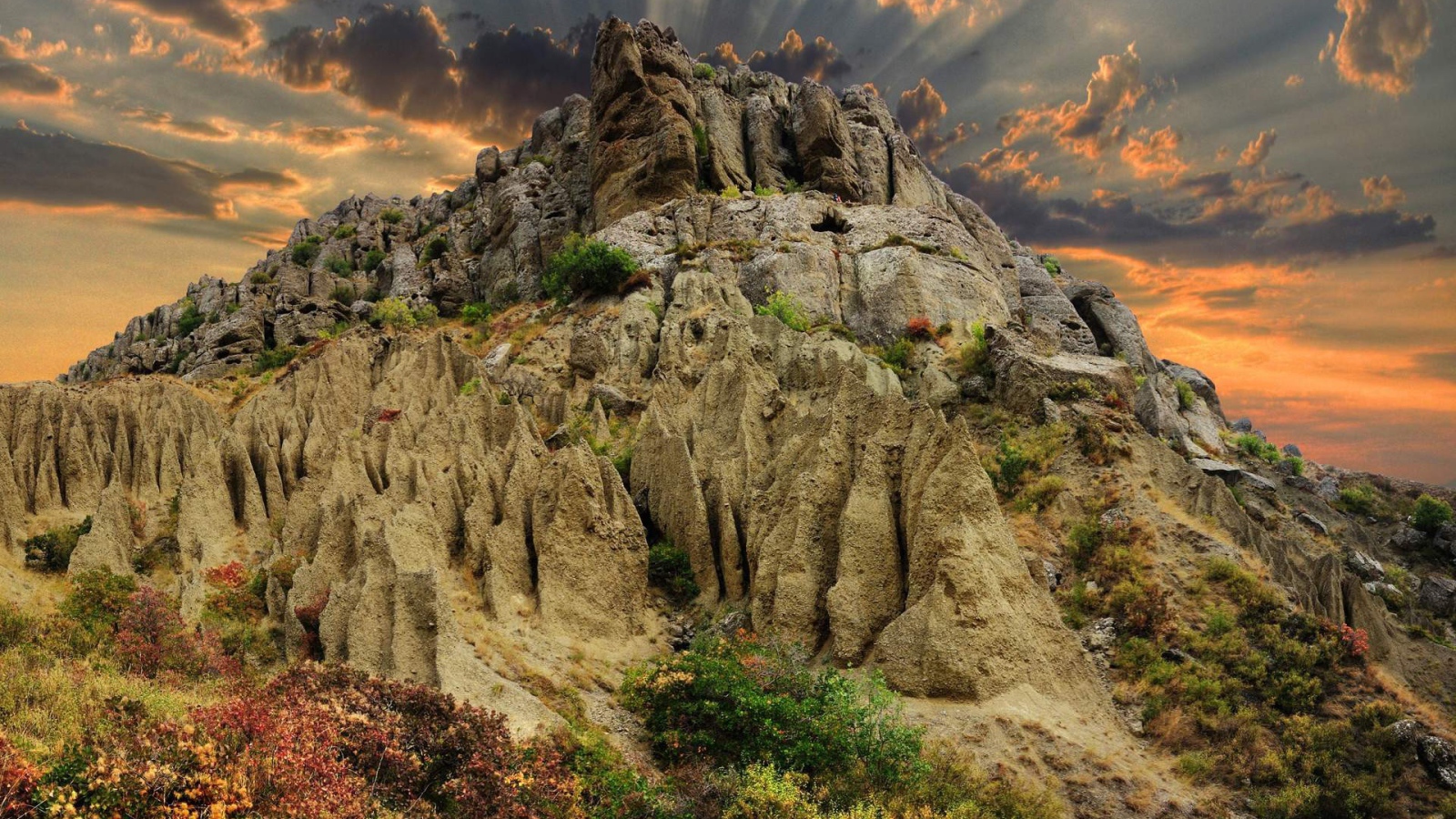 Лучи солнца над горой