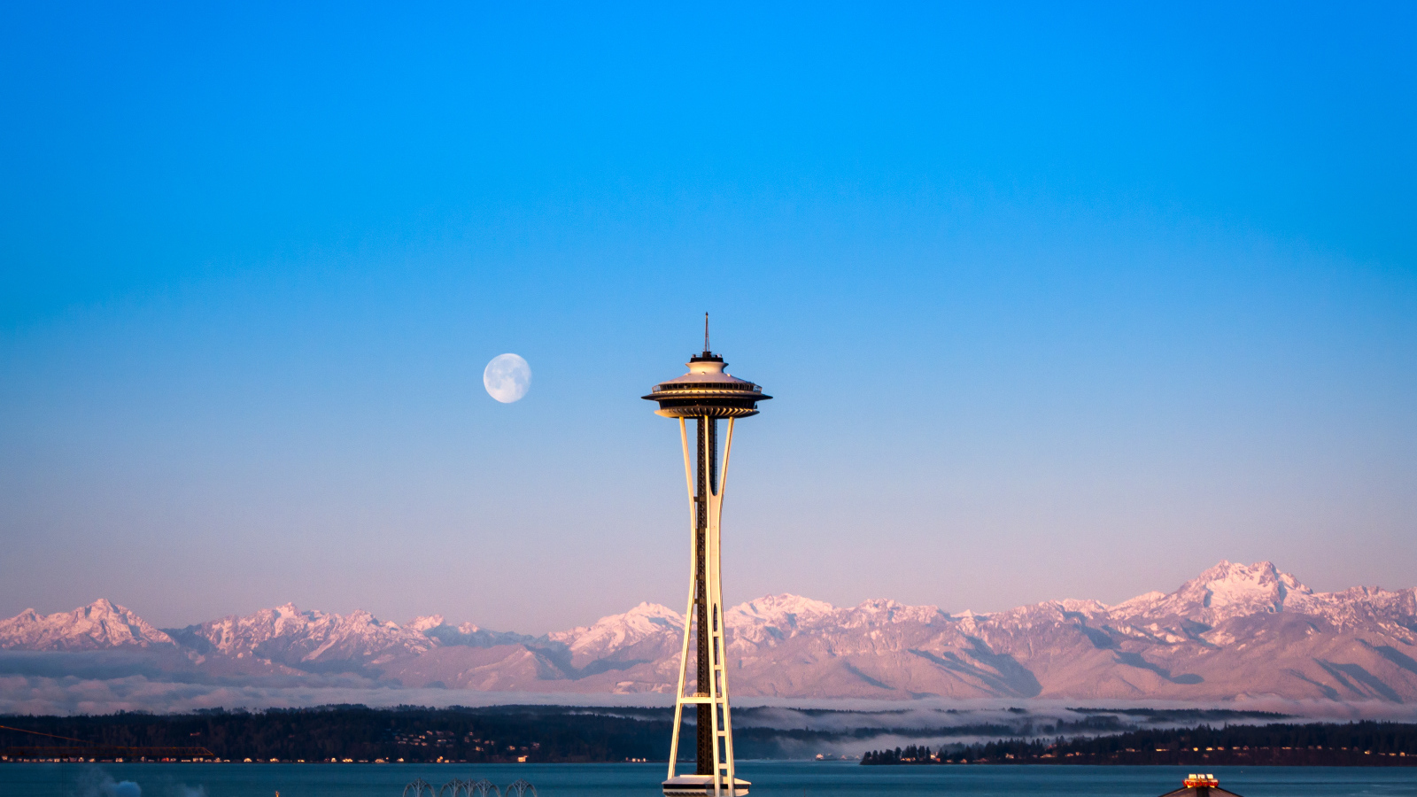 Башня на фоне гор