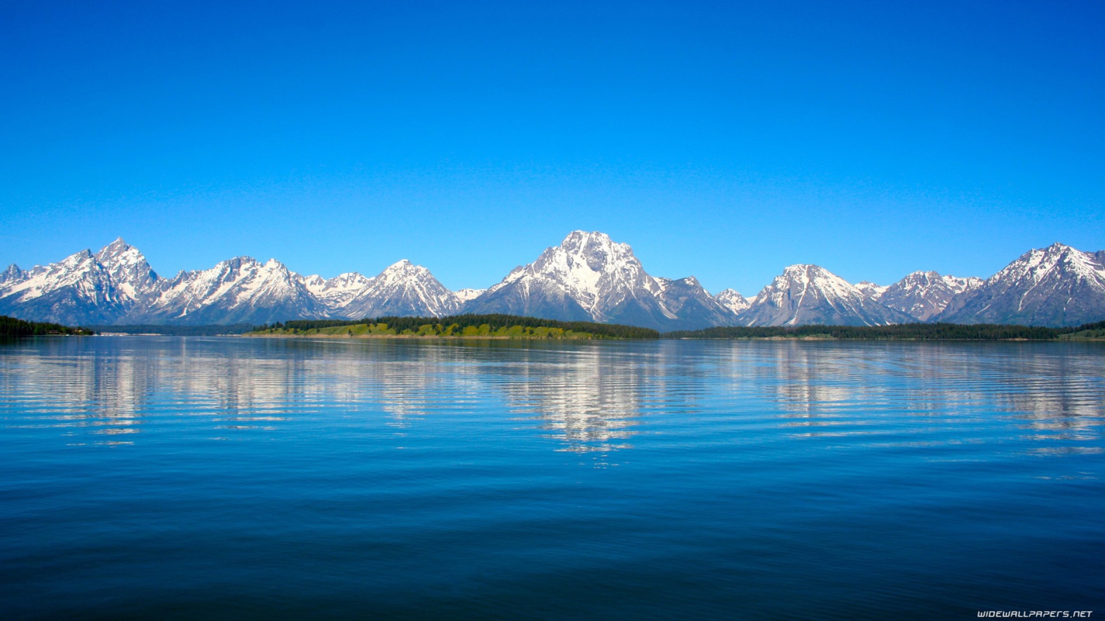 Белые горы на берегу озера
