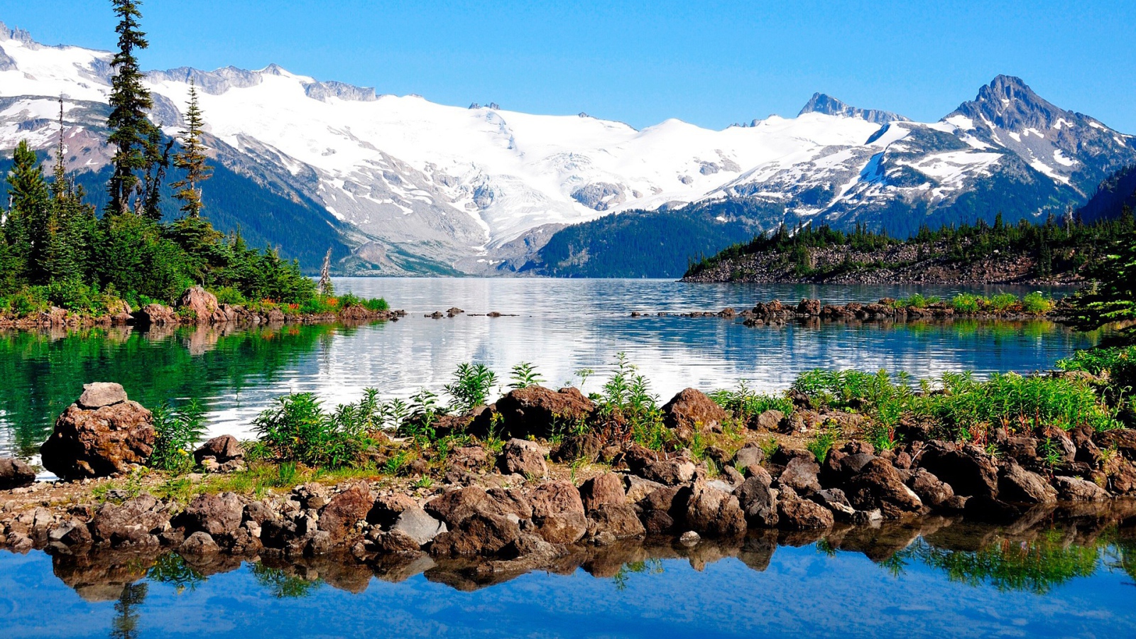 Озеро у заснеженных гор