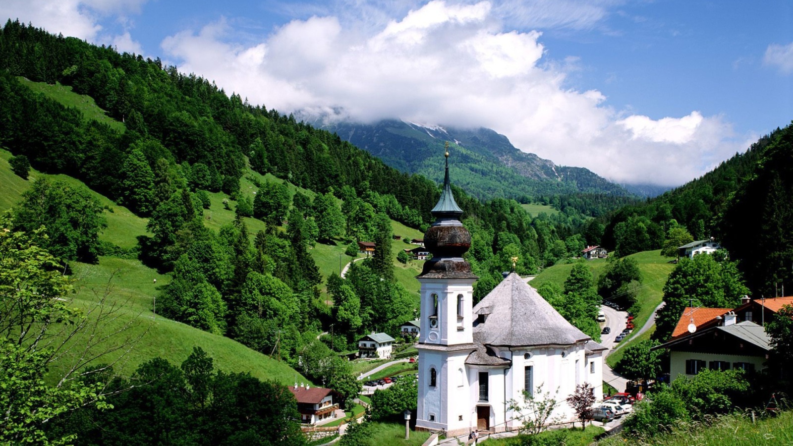 Белая часовня в горах