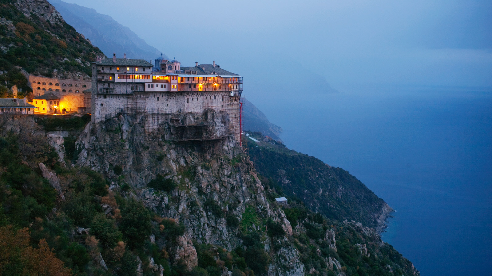 Дом на краю скалы