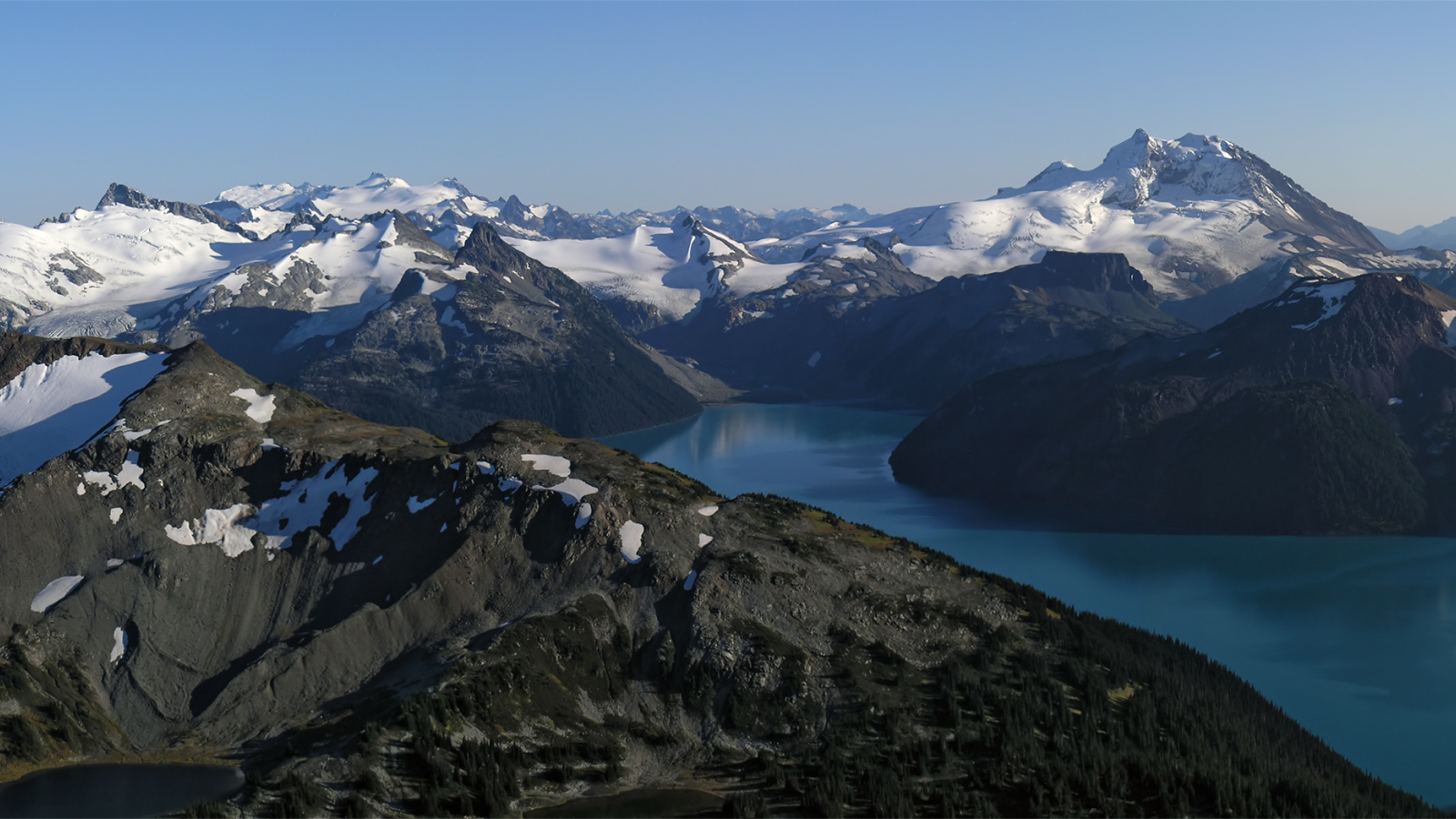 Горный пейзаж с озером