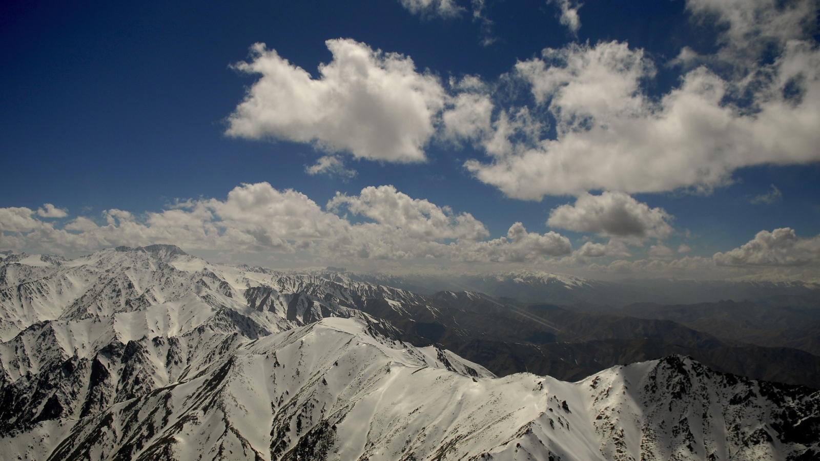 Снежные вершины гор