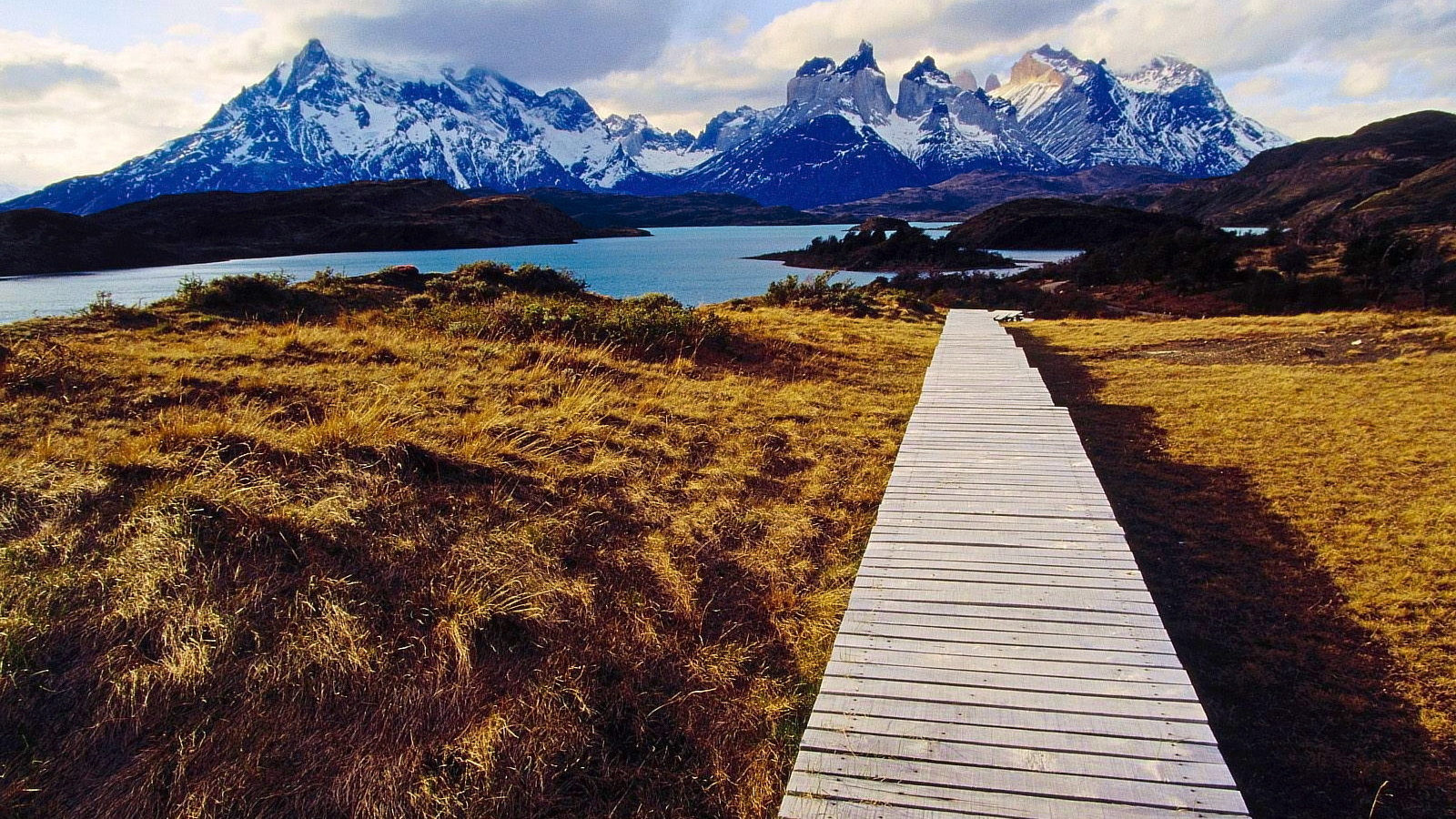 Деревянная дорожка к озеру