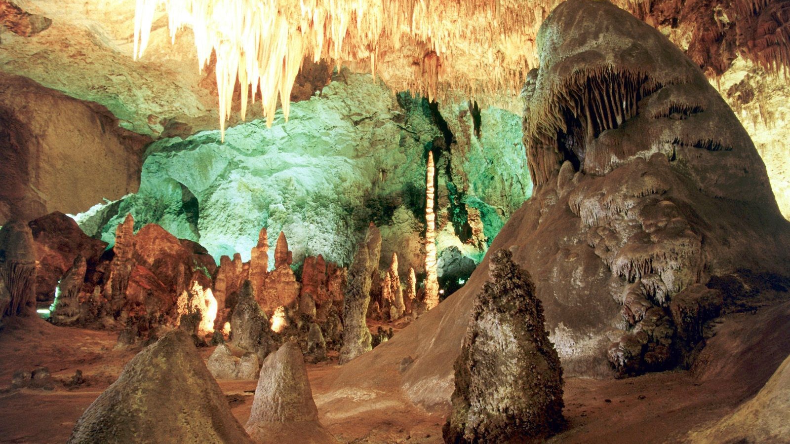 Сталактиты в пещере